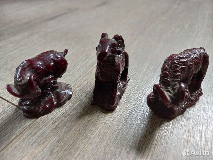 Фигурки из смолы красного дерева