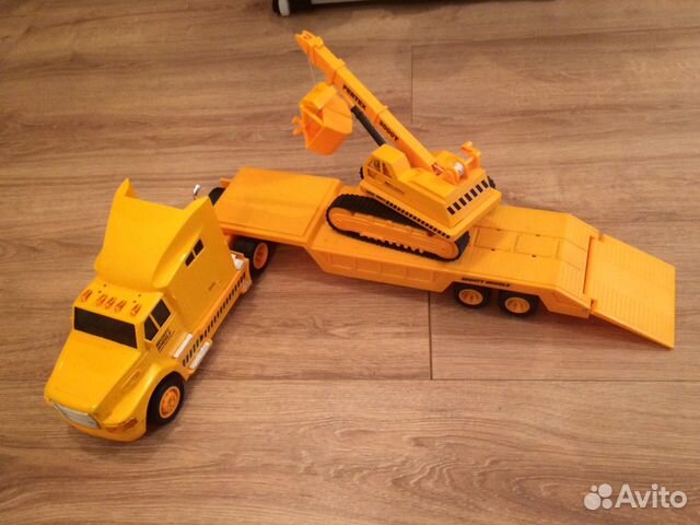 Грузовик тягач с трактором