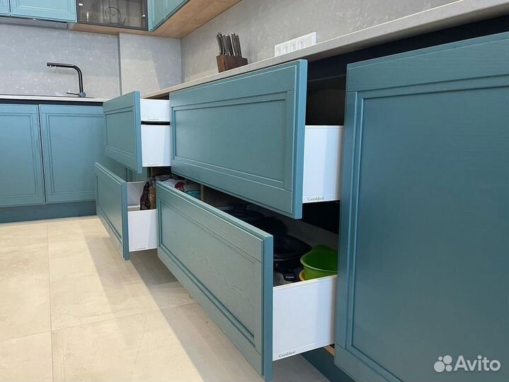 Кухня угловая с островом на заказ Эмика