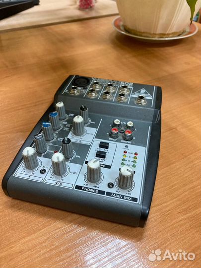 Микшерный пульт Behringer Xenyx 502