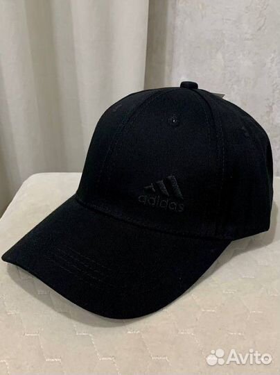 В продаже бейсболки Adidas черные, белые