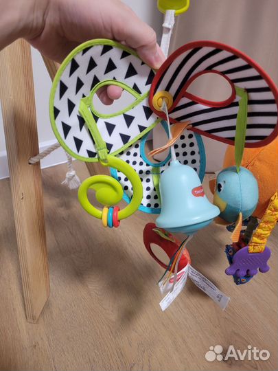 Стойка монтессори с игрушками