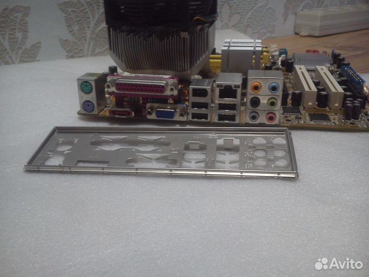 Asus P5B-VM (rev: 1.03G). Комплект LGA775