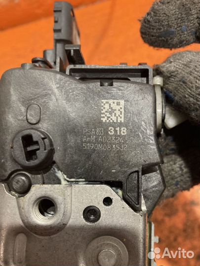 Замок двери передней левой Peugeot 3008