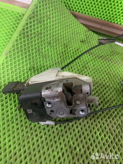 Замок двери передней правой Peugeot 308