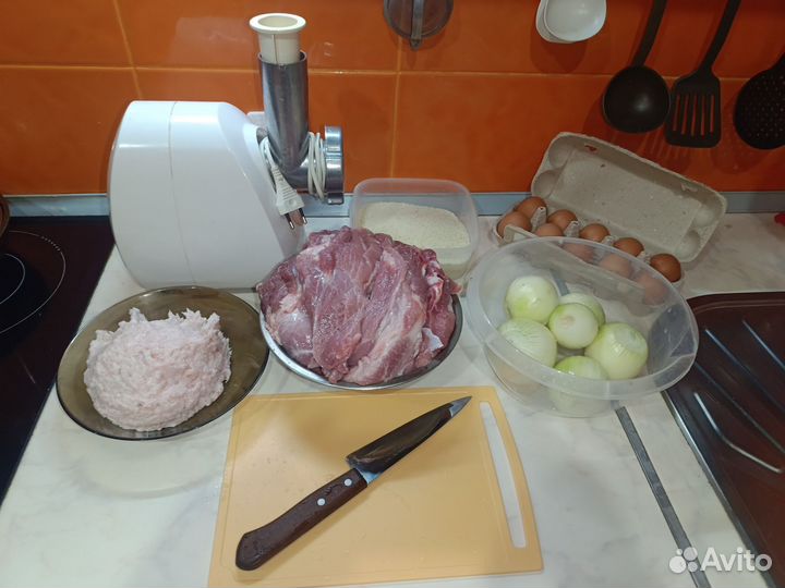 Домашние котлеты. Свинина, сало, лук, яйца