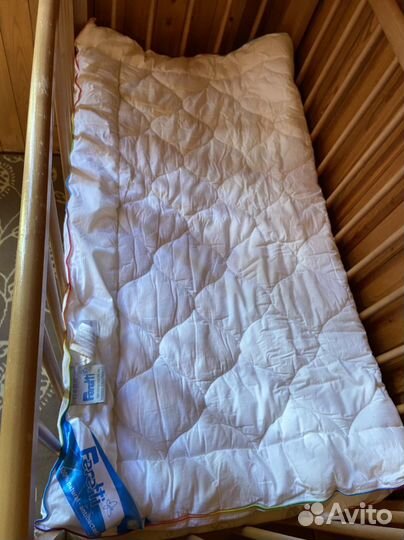 Детское одеяло и подушка в кроватку