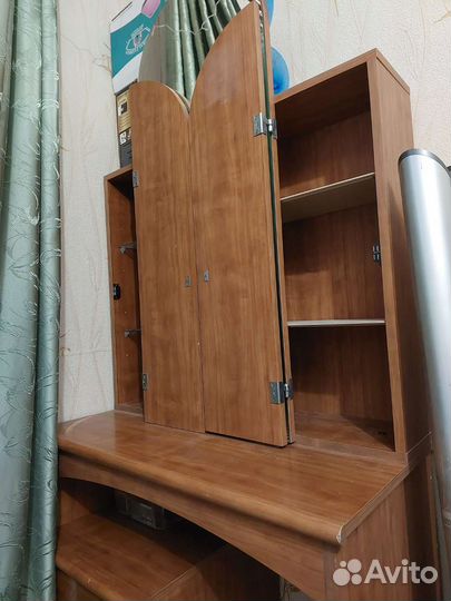 Туалетный столик с зеркалом, трюмо