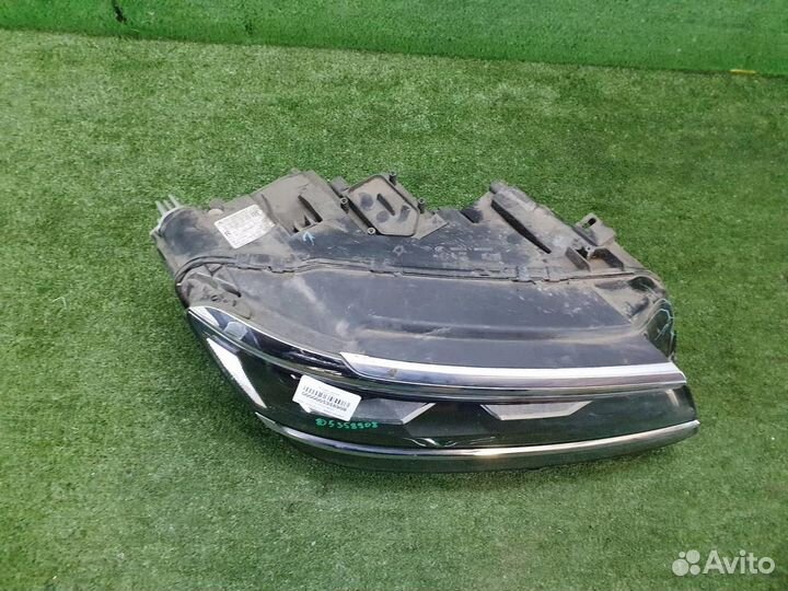 Фара правая Volkswagen Tiguan