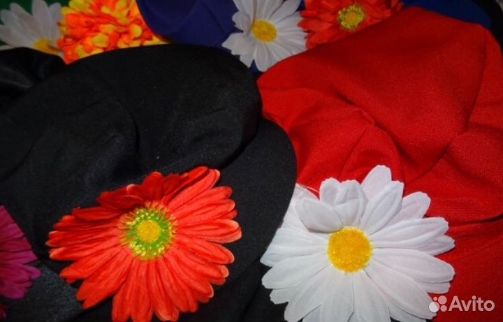 Картузы мужские разных цветов, ложки, трещотки