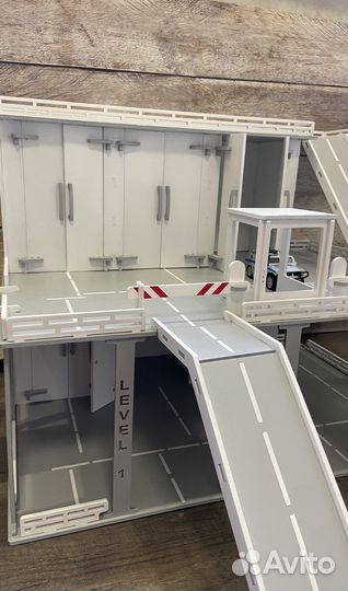 Деревянная парковка трасса для машин