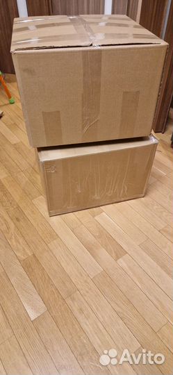 2 коробки одежды и 2 ланч бокса