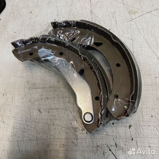 Тормозные колодки барабанные Toyota Avensis 1