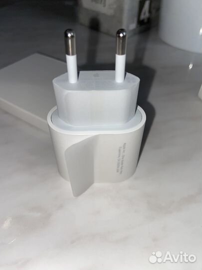 Оригинальный блок питания на iPhone 20W Apple inc