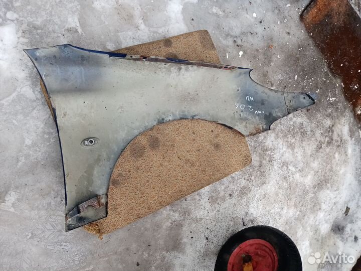 Крыло переднее левое на Пежо 206