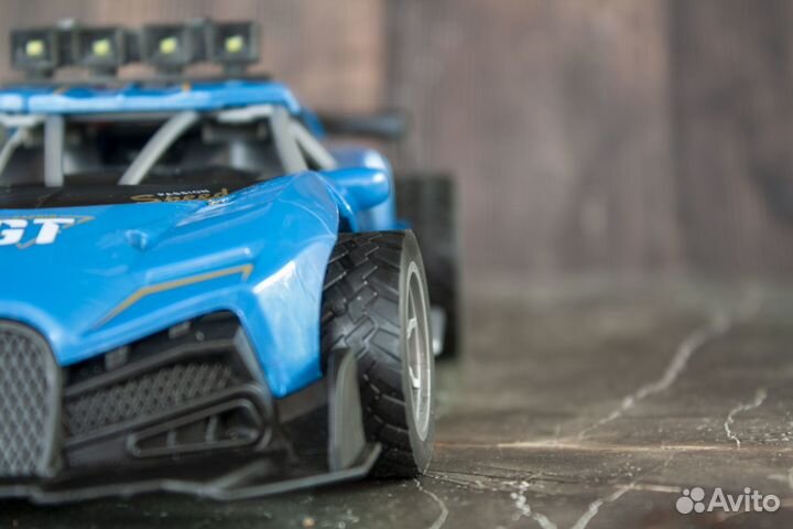 Машинка на радиоуправлении синяя