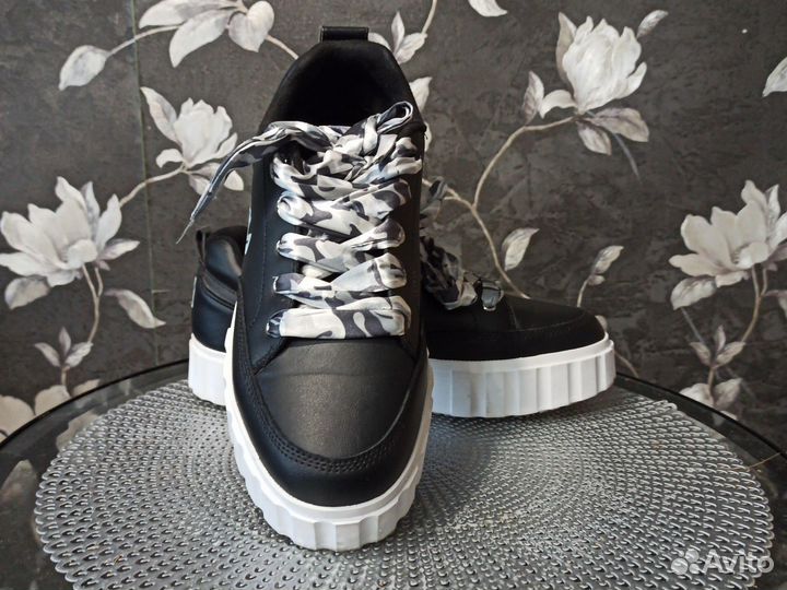 Кроссовки женские