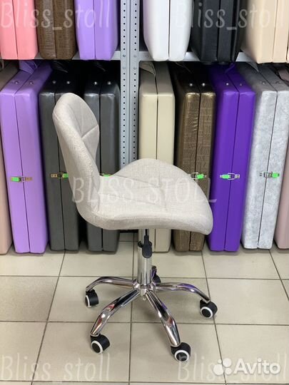 Стул на колесах