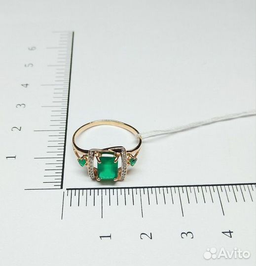 Кольцо с природным камнем Золото