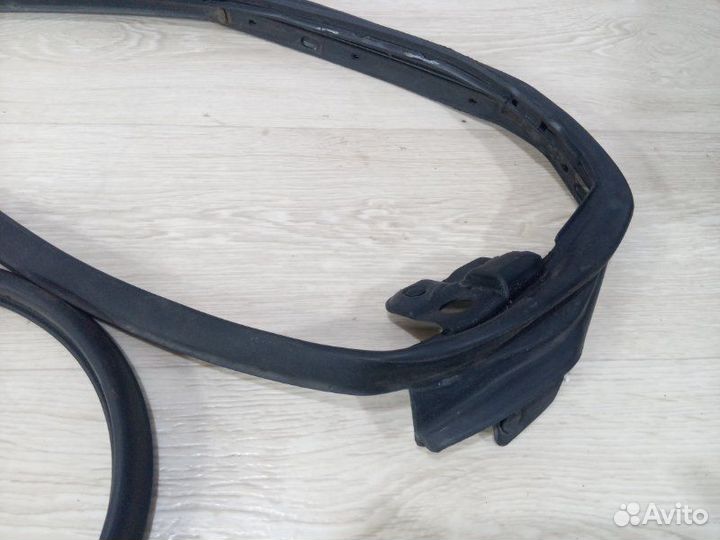 Уплотнитель двери передний левый Lexus Rx 300 2021