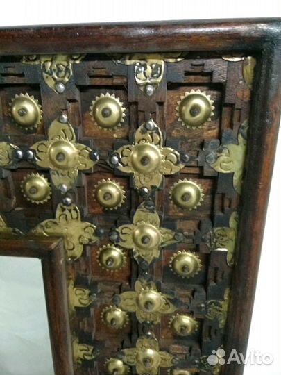 Дизайнерское зеркало из палисандра с чеканкой