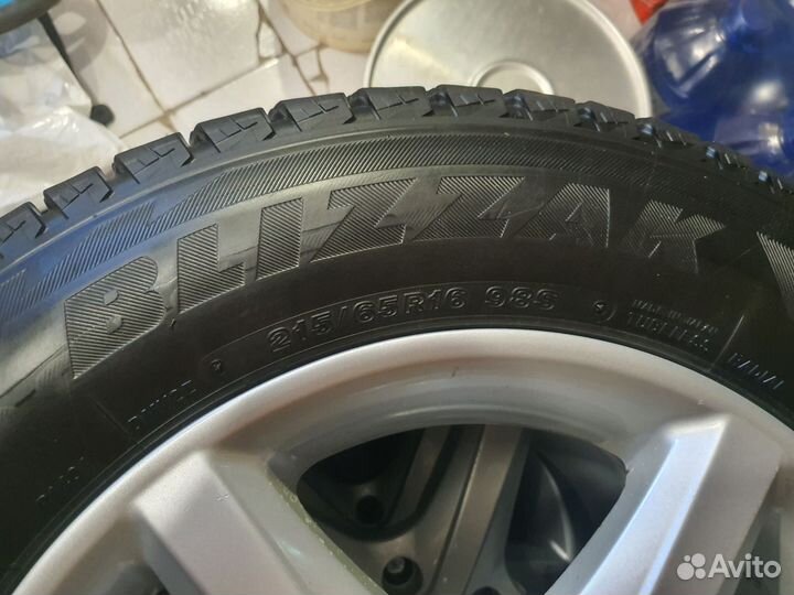 Bridgestone Blizzak DM-V2 215/65 R16