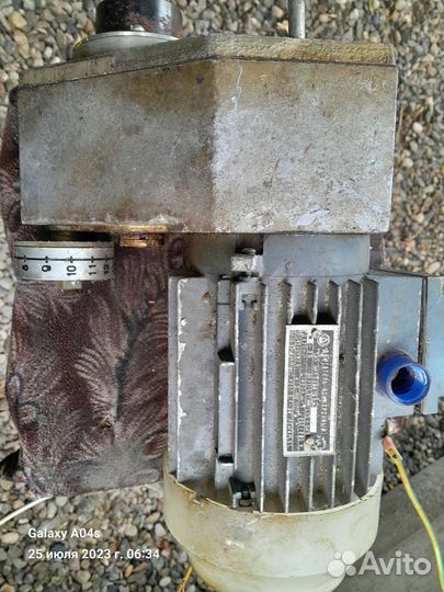 Электродвигатель с редуктором 220