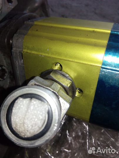 Гидравлический насос Hitachi EX-75