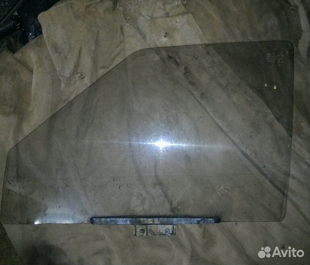 Стекло боковое левое на москвич. Без тонировки