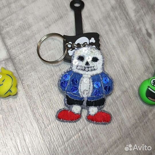 Брошь,резинка,бусы и бисера, ручная работа