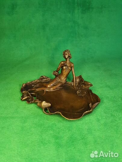 Бронзовая статуэтка Девушка у озера