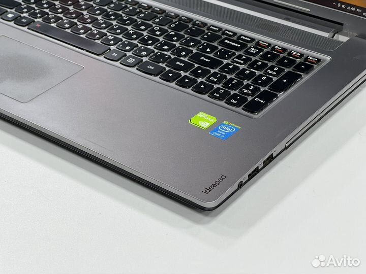 Игровой ноут 17.3 Core i7 8G озу SSD GeForce