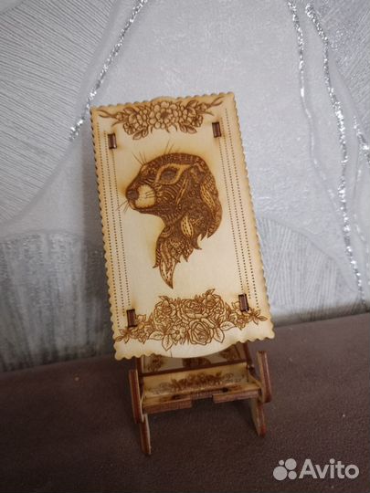 Деревянная подставка для телефонов