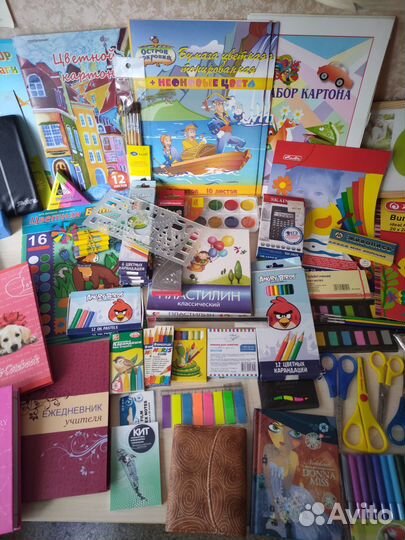 Канцтовары. Карандаши. Ежедневники. Краски. Бумага