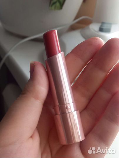 Помада сияющая essence