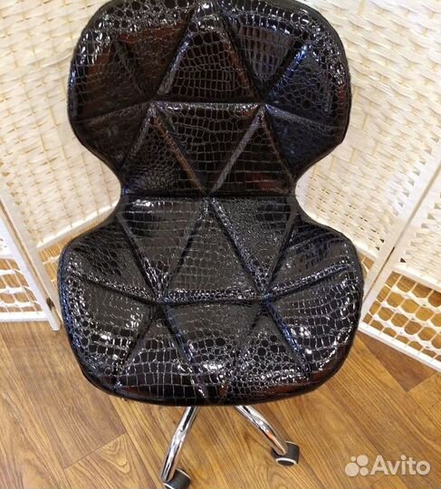 Стул мастера маникюра, педикюра, косметолога