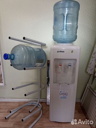 Куллер для воды напольный с подставкой для фляг