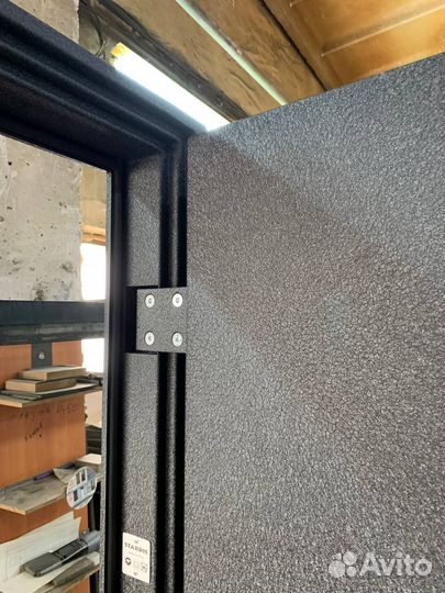 Входная дверь с умным замком черная