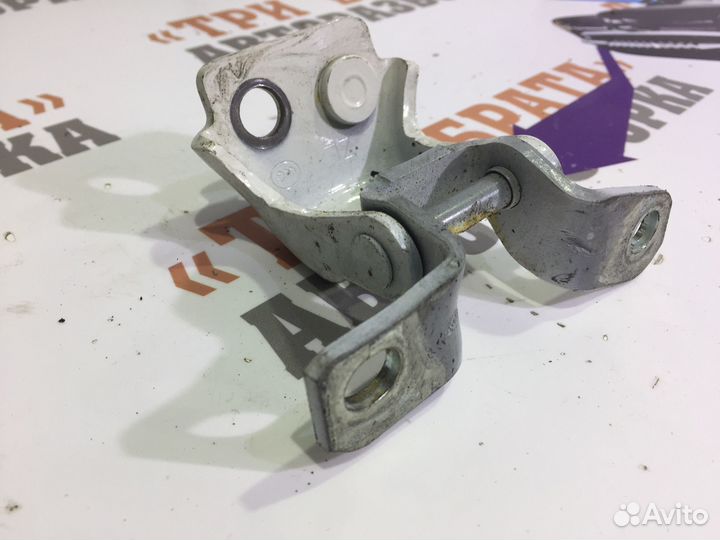 Петля верхняя задней двери Прав. Мазда 6 2018г