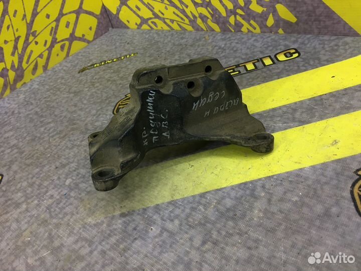 Кронштейн двигателя правый Астра H 1.8 Зафира B