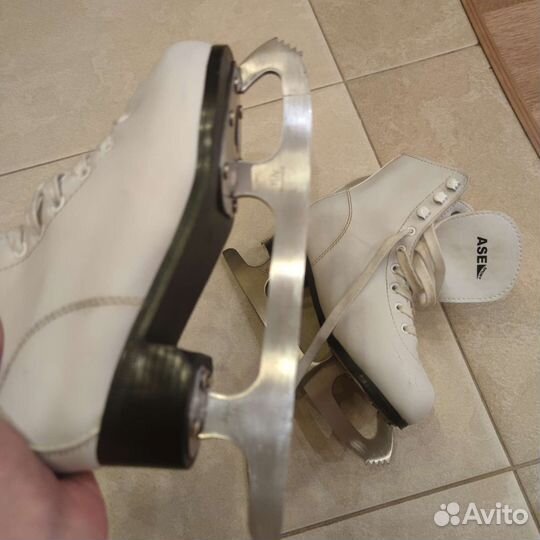 Коньки фигурные 33 размер