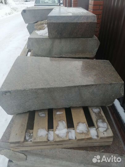 Гранитный камень