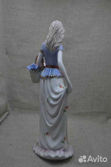 Статуэтка фарфор Девушка с корзинкой цветов