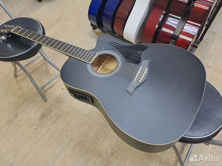 Электроакустическая гитара с подключением чёрная