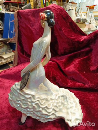 Статуэтка фарфор 
