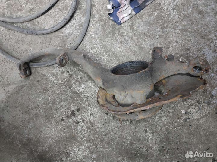 Передний правый поворотный кулак mercedes Е211