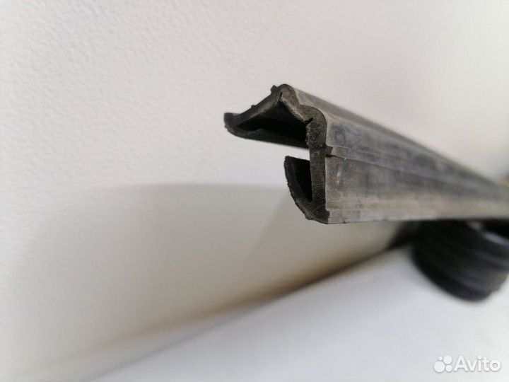 Уплотнитель стекла двери передний правый Ford