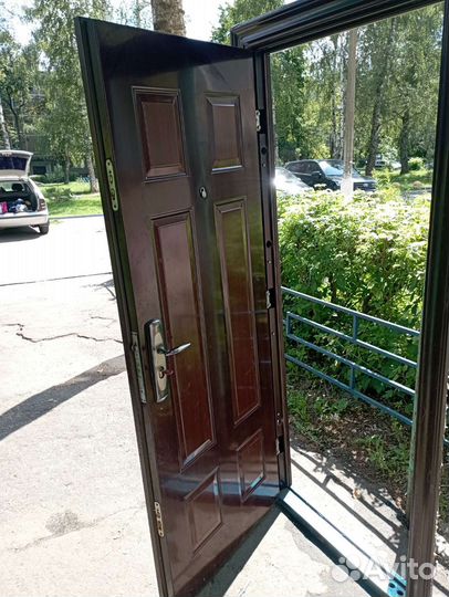 Входная металлическая дверь