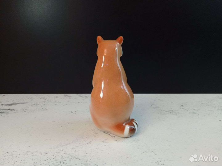 Статуэтка енот сидящий фарфор лфз