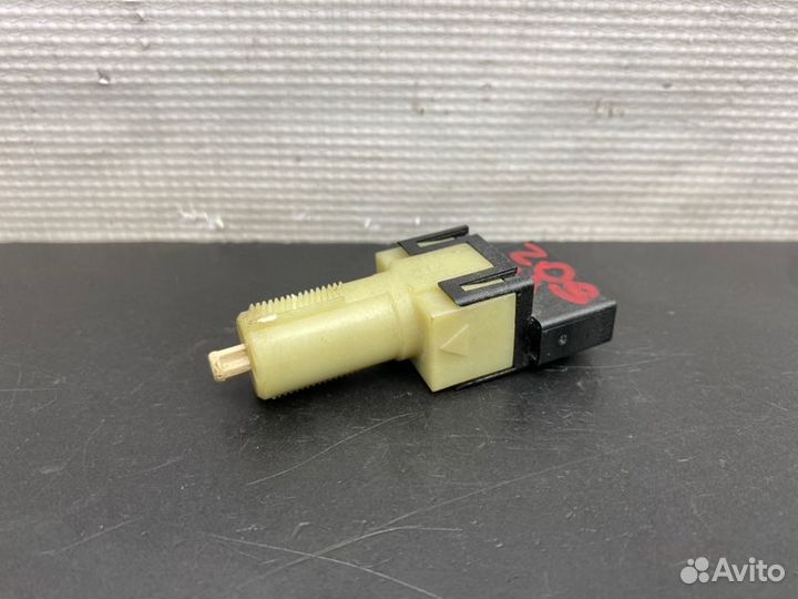 Выключатель стоп сигнала Hummer H3 L52 3.5 2006